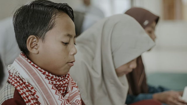 Ilustrasi anak-anak membaca doa penutup subgana robbika robbil izzati amma yasifun. Foto: unsplash.com/@andri_helmansyah