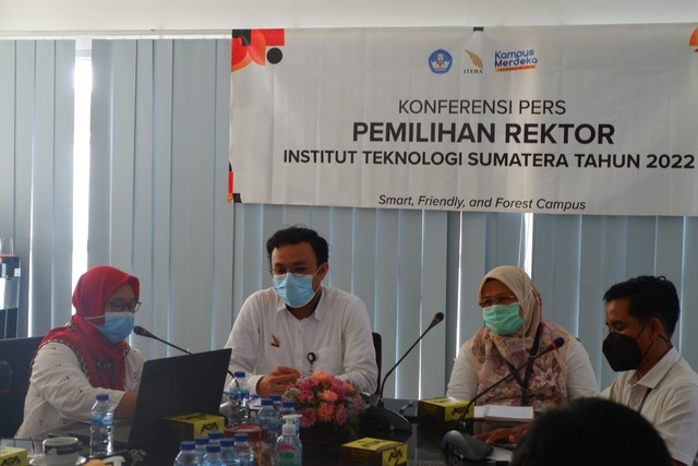Panitia Pemilihan Rektor Itera saat gelar konferensi pers tentang tahapan pemilihan rektor, Senin (14/2) | Foto : Sidik Aryono/ Lampung Geh