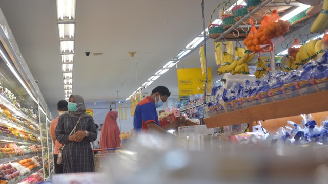 Situasi dan kondisi pasar modern (supermarket). Foto: Nisa Nurazizah