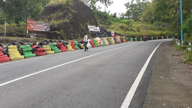 Ban bekas yang dipasang di lokasi kecelakaan maut bus tabrak tebing di Bantul. Foto: Erfanto/Tugu Jogja