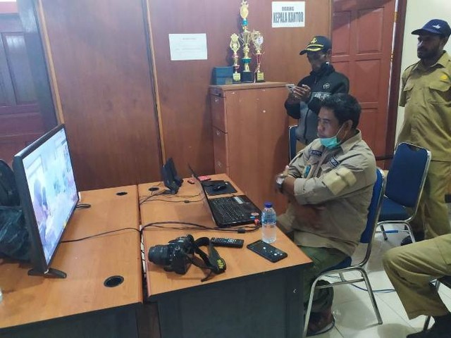Kepala Kesbangpol Kabupaten Sorong Selatan Edit Doni Tamaela (Duduk) saat mengikuti vicon. Foto: Istimewa