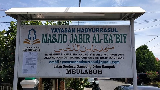 Surat Bupati Aceh Barat tentang larangan salat Jumat (sudut kiri) tertempel di papan nama rumah ibadah Jabir Al-Ka'biy. Foto: Siti Aisyah/acehkini 