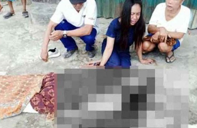 Istri dari Wali yang menangis melihat suaminya yang ditemukan tewas bersimbah darah. (ist)