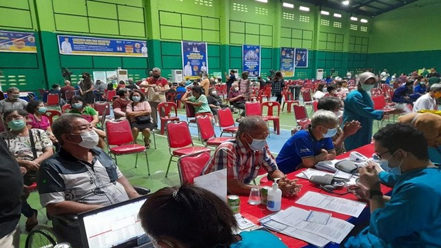 PARA warga Lanjut Usia (Lansia) antre untuk mendapatkan suntikan vaksin pada sebuah acara vaksinasi di Pekanbaru. 