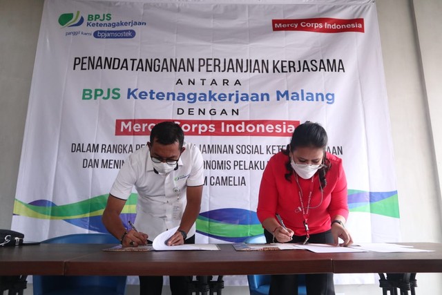 Dari kiri : Kepala BPJS Ketenagakerjaan Cabang Malang Raya, Imam Santoso dan Program Manager Mercy Corps Indonesia, Atya Sari Marsyeila melakukan penandatanganan PKS. Foto : Feni Yusnia