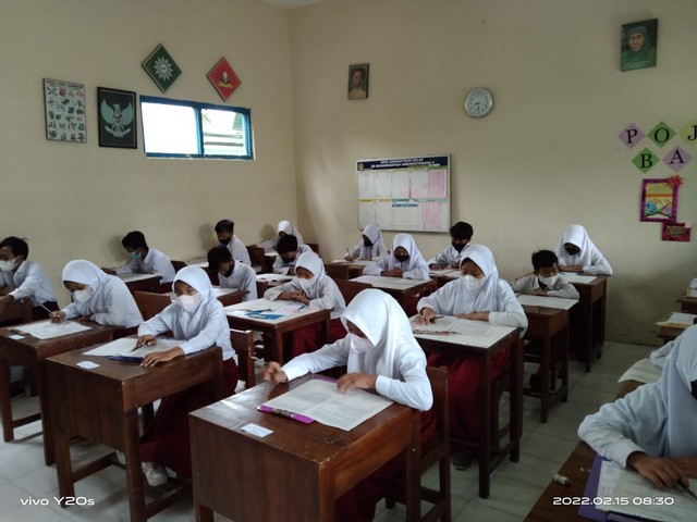 Siswa Kelas 6 SD Muhammadiyah Ambarketawang 2 sedang melaksanakan Try Out Kabupaten 2. Foto: Erni Solikhatun