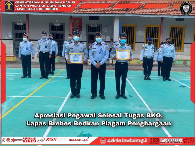 penghargaan kepada pegawai yang selesai tugas bantuan kerja operasional (BKO) di Lembaga Pemasyarakatan Khusus High Risk Kelas IIA Karanganyar Nusakambangan. (Foto: Humas Lapas)