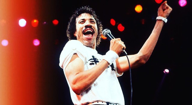 Lionel Richie masih energik di atas panggung. Foto: Instagram @lionelrichie.
