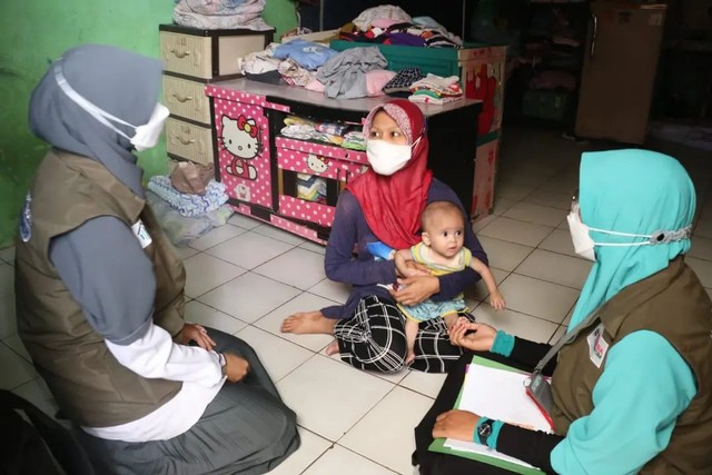 Tim Health Care saat memberikan edukasi terkait stunting kepada salah satu warga. Foto: Dok. Rumah Sosial Kutub.