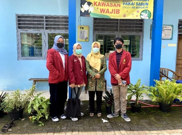 Foto bersama KKN 257 dengan kepala sekolah SLB Muhamamdiyah Gamping. Kredit foto : Nurul Hajar/Mahasiswi KKN 257 UMY.