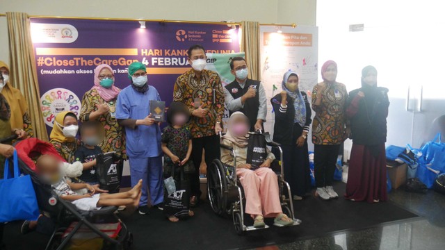 Tim ACT Jakarta Barat berbagi paket bingkisan kepada anak-anak penyintas kanker pada Hari Kanker Anak Sedunia, Selasa (15/2).