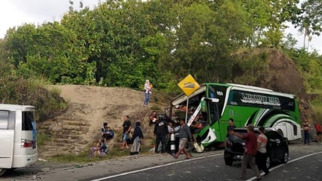 Kecelakaan bus tabrak tebing di Bantul. Foto: istimewa