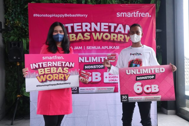 Internetan Bebas Worry pakai Smartfren Unlimited Nonstop. Foto: Feni Yusnia