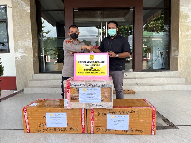 HARITA Nickel menyerahkan 10.000 masker dan 1.000 alat uji antigen ke Polda Maluku Utara. Foto: Istimewa