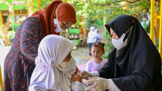 Vaksinasi anak di Banda Aceh. Foto: Suparta/acehkini