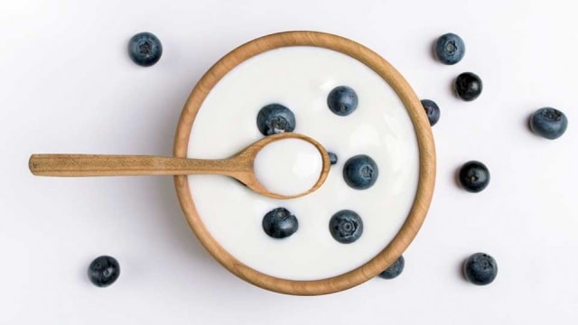 Ilustrasi mengonsumsi yogurt yang memiliki segudang manfaat. Foto: Pixabay