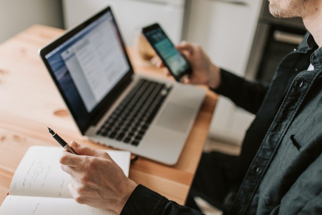 Ilustrasi cara merekam video call di WA. Foto: Vlada Karpovich/Pexels