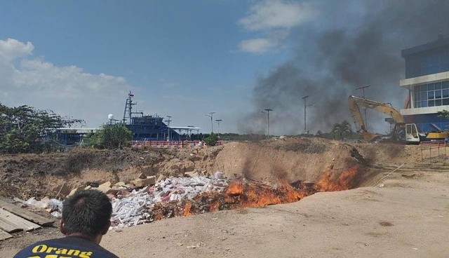 Pemusnahan barang ilegal tangkapan oleh petugas Bea Cukai Karimun. (Foto: Edo/Batamnews)