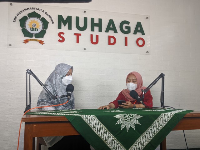 Kegiatan Podcast yang membahas tentang rutinitas pembelajaran siswa dan guru di sekolah di masa pandemi yang di pandu oleh Istiqomah dengan bintang tamu Guru SMP Muhammadiyah 2 Gamping, pada hari Rabu (16/02). Foto: Mohammad Rian Alvin/SMP Muhammadiyah 2 Gamping