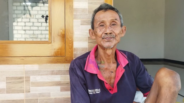 Laman (71), yang merupakan mertua dari Royom, korban perampokan, di Dusun Semampir, Desa Sembungrejo, Kecamatan Merakurak, Kabupaten Tuban, saat beri keterangan. Rabu (16/02/2022) (foto: ayu/beritabojonegoro)