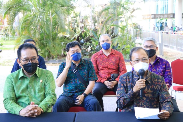 Gubernur Bali Wayan Koster (kanan) saat konferensi pers di Bandara Internasional I Gusti Ngurah Rai, Bali, Rabu (16/2) - IST