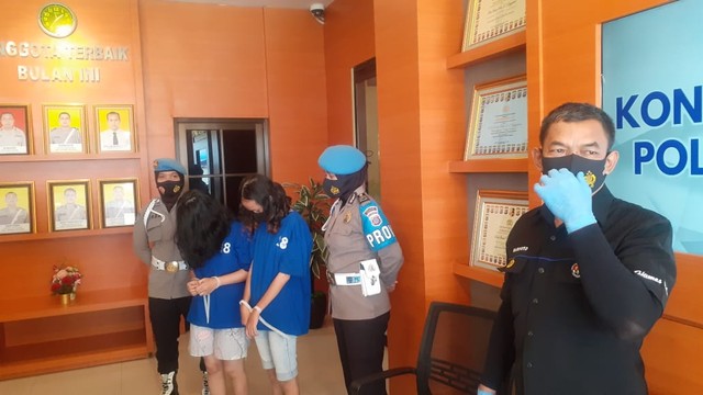 Asf (baju biru kanan), remaja yang diamankan usai muncul makam misterius di Bantul, saat konferensi pers di Mapolres Bantul, Rabu (16/2/2022). Foto: Erfanto/Tugu Jogja