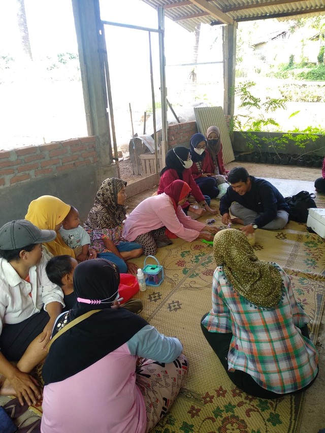 Praktik Penyemaian Bersama Ibu-ibu Kelompok Wanita Tani Jatimekar, Jaten. Foto : Sabrina Annisa