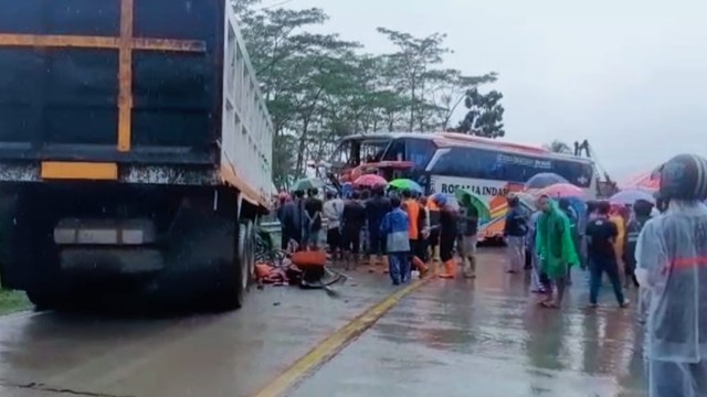 Kecelakaan truk vs bus di Jalan Lingkar Bumiayu. (Foto: Istimewa)
