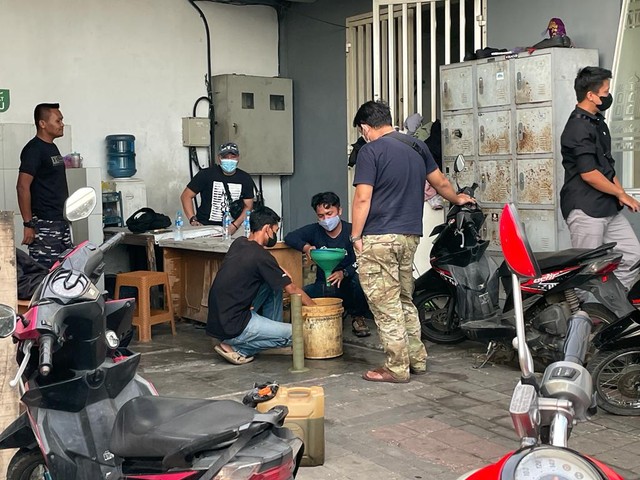 Petugas sedang melakukan pemeriksaan jumlah takaran bensin, Rabu (16/2/2022) | Foto: Roza Hariqo/ Lampung Geh