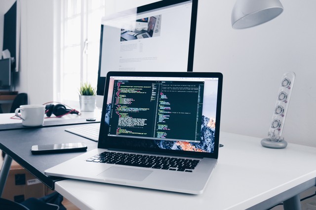 Ilustrasi programmer. Foto: Christopher Gower/Unsplash