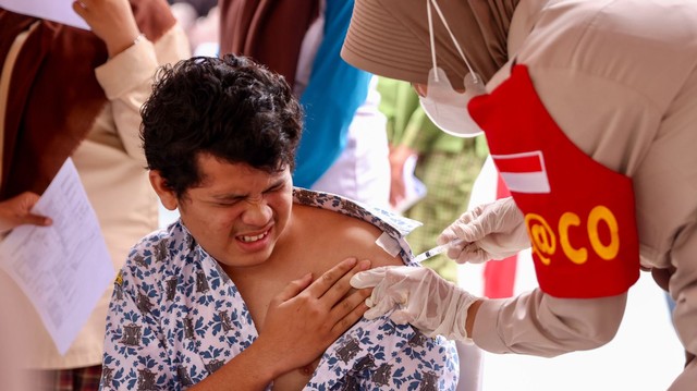 Siswa SMA 8 Banda Aceh menerima suntikan vaksin Corona. Foto: Suparta/acehkini