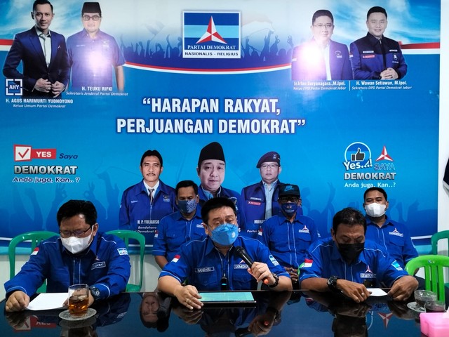 Ketua DPC Partai Demokrat Kota Cirebon M. Handarujati Kalamullah (tengah).(Juan)