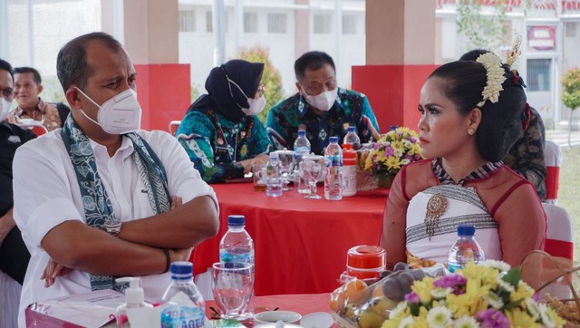 Wakil Menteri Hukum dan HAM RI, Edward Omar Sharif Hiarij, saat menemui Mary Jane warga Filipina yang terpidana mati atas kasus narkotika. Foto: dok. Kemkumham RI.