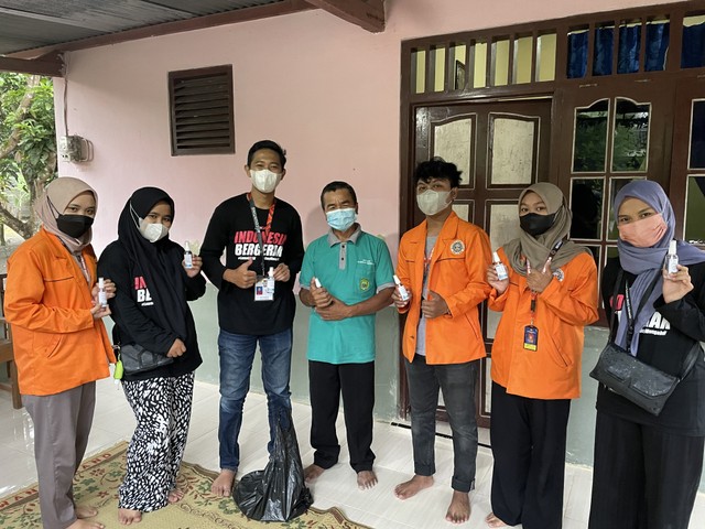 Penyerahan hand sanitizer secara simbolis oleh KKN UMY dan UAD kepada Bapak Ketua RT 7 Dukuh Jogodayoh (sumber: PDD KKN 052 UMY)