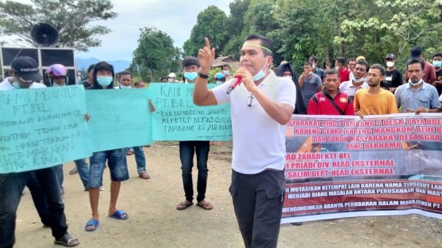 Aksi warga menuntut reklamasi bekas galian tambang batu bara. Foto: warga