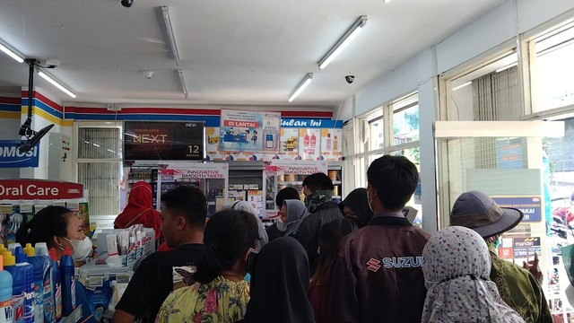 Kerumunan antrean masyarakat di salah satu toko modern Bandar Lampung untuk mendapatkan minyak goreng, Kamis (17/2) | Foto : Bella Sardio/Lampung Geh