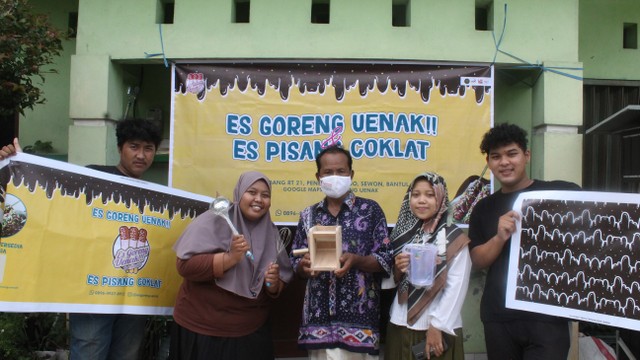 Dokumentasi KKN UMY 271 bersama Pak Jumikir bebarengan dengan pemasangan banner Es Goreng Pak Jumikir