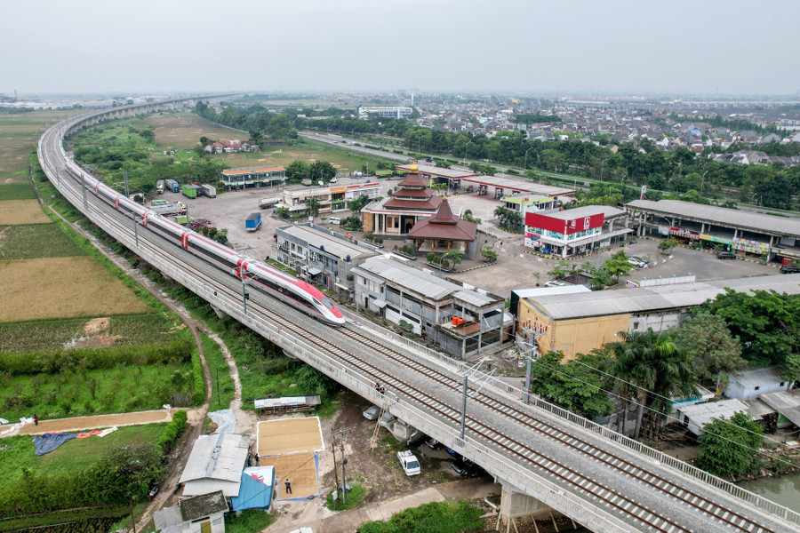 Kereta Cepat Whoosh Sempat Terhenti karena Layangan Putus