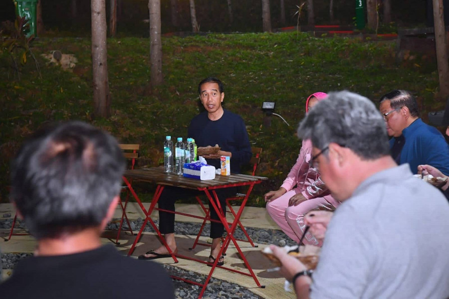 Jokowi-Ma\'ruf dan Menteri Kabinet Indonesia Maju Makan Malam Bersama di IKN - kumparan.com