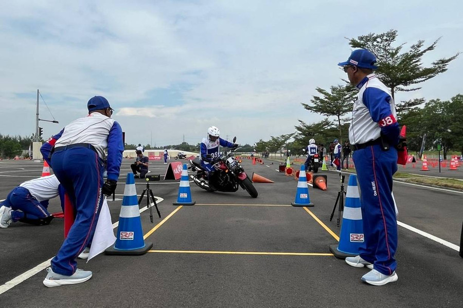 Foto: Aksi Instruktur Safety Riding AHM di AHSRIC 2024 - kumparan.com