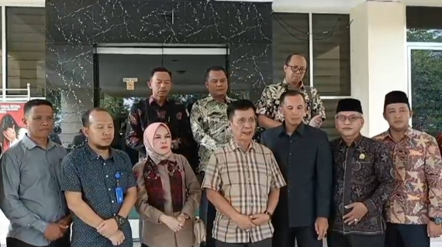 Dewan dan Badan Kepegawaian Cari Solusi untuk Guru Jambi yang Ditagih Rp 75 Juta - kumparan.com