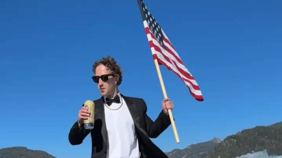 Ketika Mark Zuckerberg Surfing Sambil Minum dan Bawa Bendera AS - kumparan.com