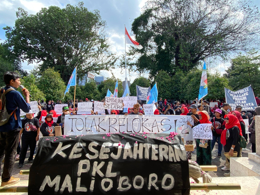 Tolak Direlokasi Lagi, Ratusan Pedagang Teras Malioboro 2 Demo di DPRD DIY - kumparan.com