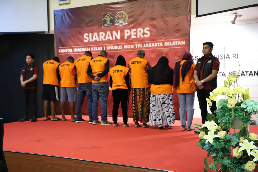Imigrasi Jaksel Tangkap 8 WNA, Diduga Pembuat Uang Dolar Palsu - kumparan.com