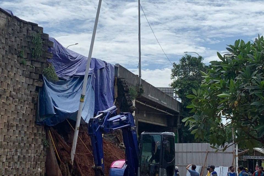 Tanggul Tol JORR di Bintaro Ditutup Terpal, Petugas Bersihkan Material Longsor - kumparan.com