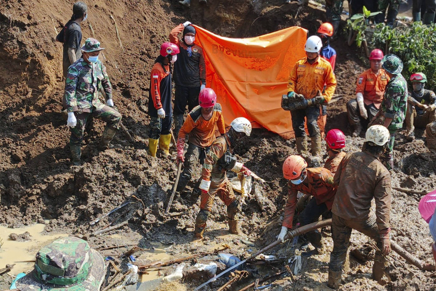 Satu Korban Terakhir Tertimbun Tanah Longsor di Blitar Ditemukan - kumparan.com