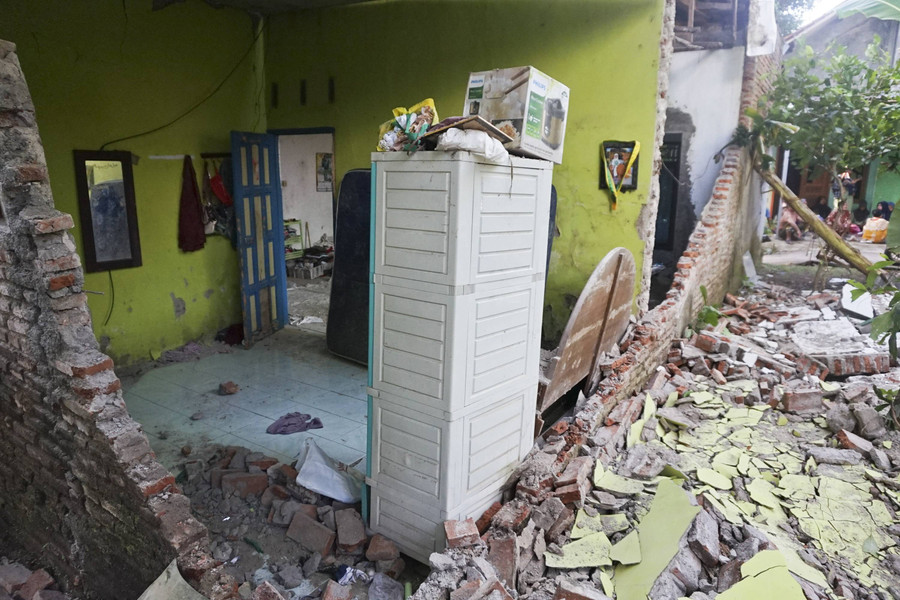 Foto: Belasan Rumah di Kabupaten Batang Rusak Akibat Gempa 4,4 Skala Magnitudo - kumparan.com