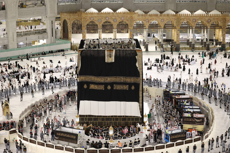Foto: Momen Penggantian Kiswah Ka\'bah - kumparan.com