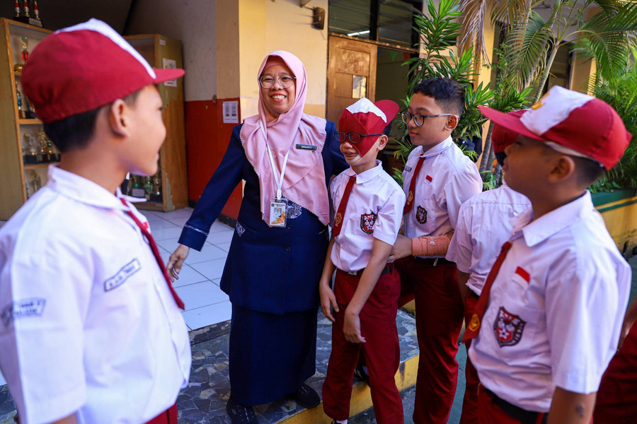 Foto: Keakraban Guru dan Murid di Hari Pertama Masuk Sekolah - kumparan.com