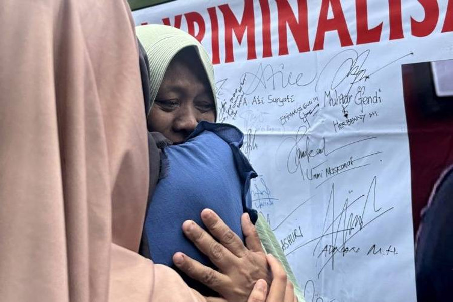 Air Mata Ibu dalam Keriuhan Tepuk Tangan Tatkala Hakim Eman Bebaskan Pegi - kumparan.com